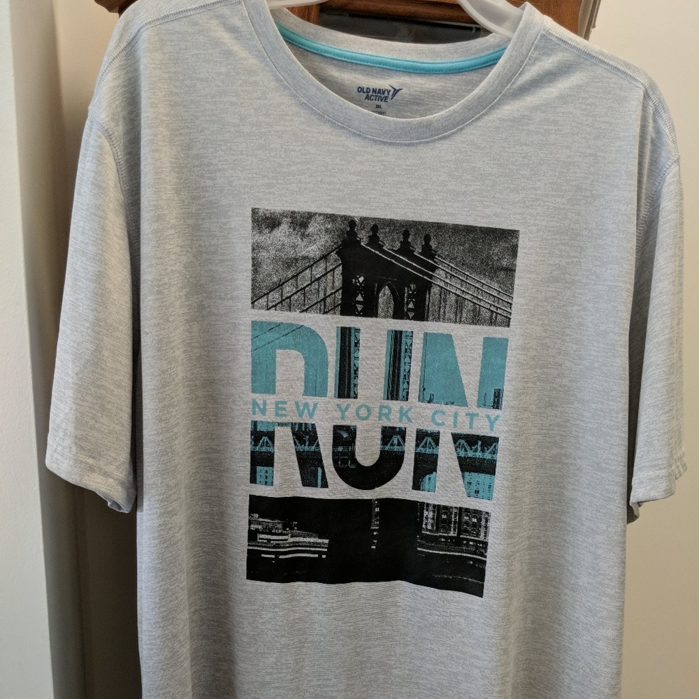 Old Navy T-SHIRT